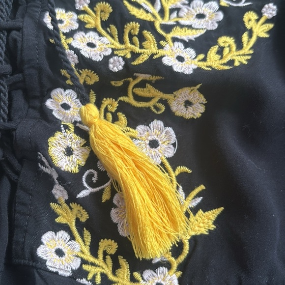 Luna Moon | Yellow and White Floral Embroidered Black Blouse Size Large - Picture 5 of 13